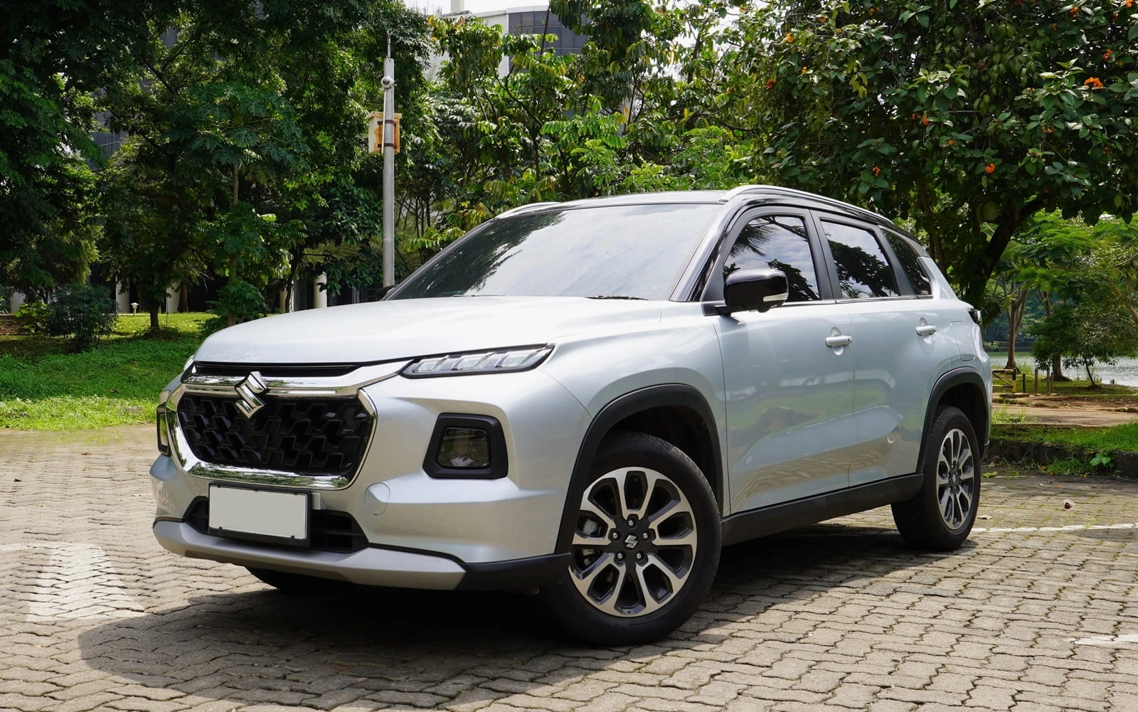 Suzuki Grand Vitara: Keanggunan SUV Premium untuk Wanita Karir di Pusat Kota Jember
